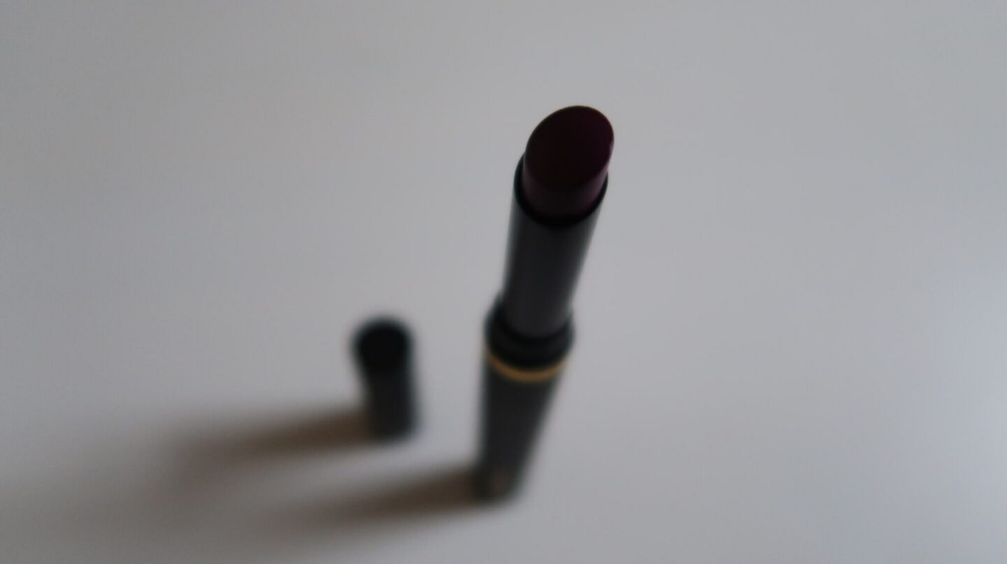 MAC Powder Kiss Velvet Blur rouge à lèvres en Wild Rebel.
#mattelipstick #beaute #makeup #macvelvetpowderkiss #maclipstick #lipstick