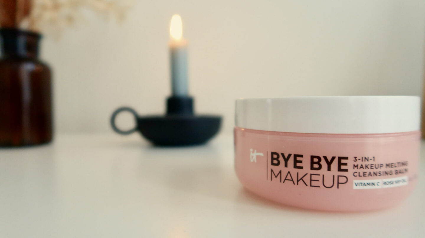 It Cosmetics Bye Bye Makeup Cleansing Balm Makeup Remover. #itcosmetics #cleansingbalm #skincareroutine 