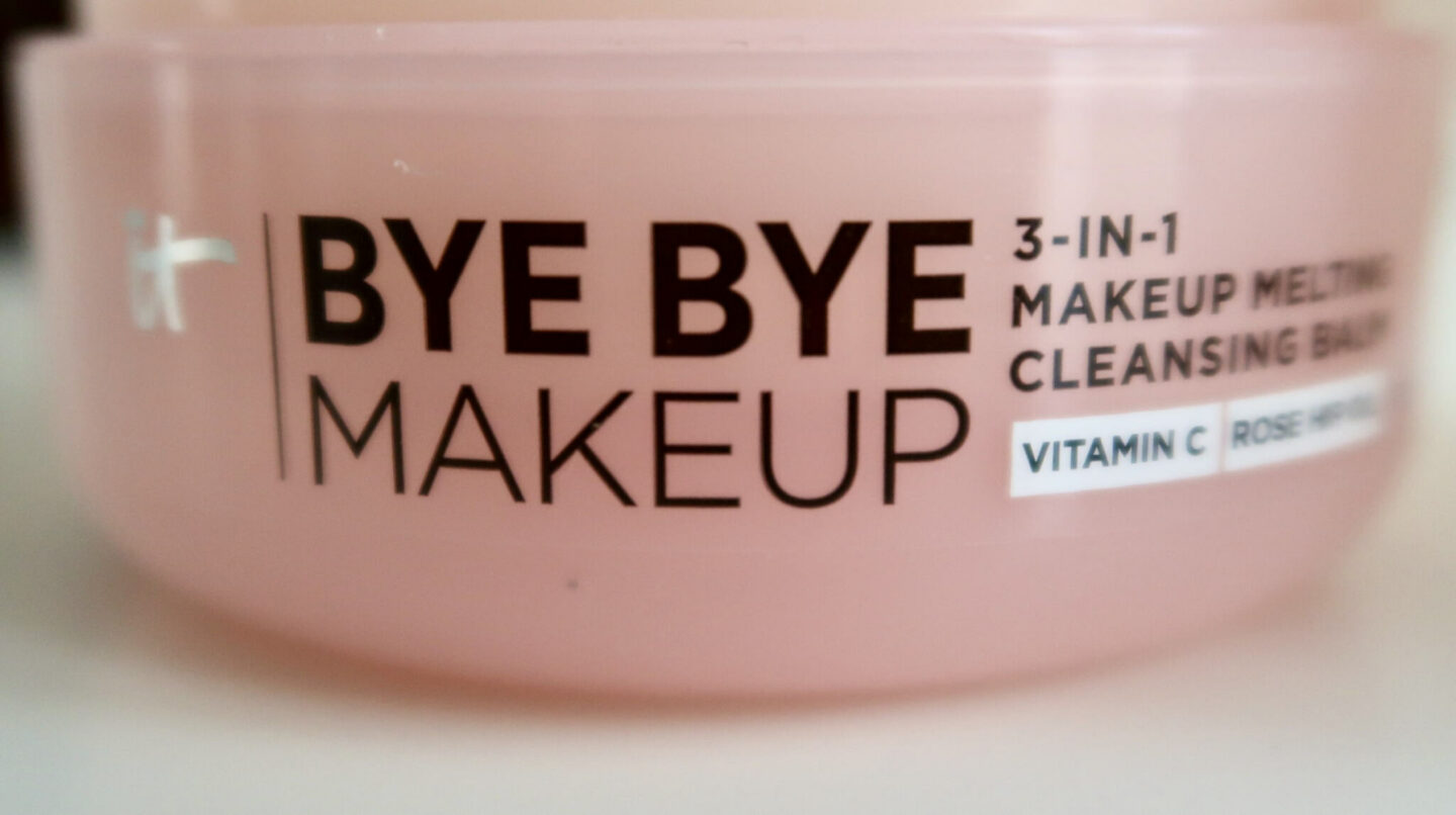 It Cosmetics Bye Bye Makeup Cleansing Balm Makeup Remover. #itcosmetics #cleansingbalm #skincareroutine 