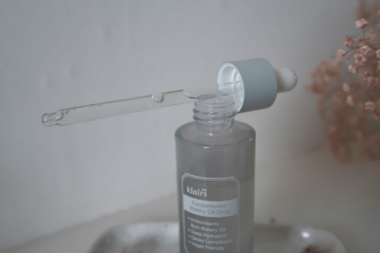 Fundamental Watery Oil Drop by Klairs.
An oil to water serum full of antioxydants and perfect to hydrate oily skins without the disadvantages of an oil.
#klairs #kbeauty #fundamentalwaterydrop #skincareroutine #serumvisage #serum #antiage #hydratant #routinedesoin