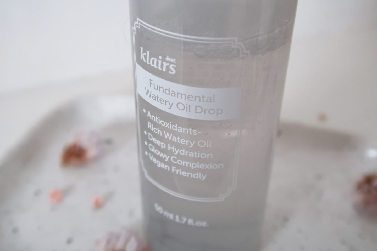 Fundamental Watery Oil Drop by Klairs. An oil to water serum full of antioxydants and perfect to hydrate oily skins without the disadvantages of an oil. 

#klairs #kbeauty #fundamentalwaterydrop #skincareroutine #serumvisage #serum #antiage #hydratant #routinedesoin