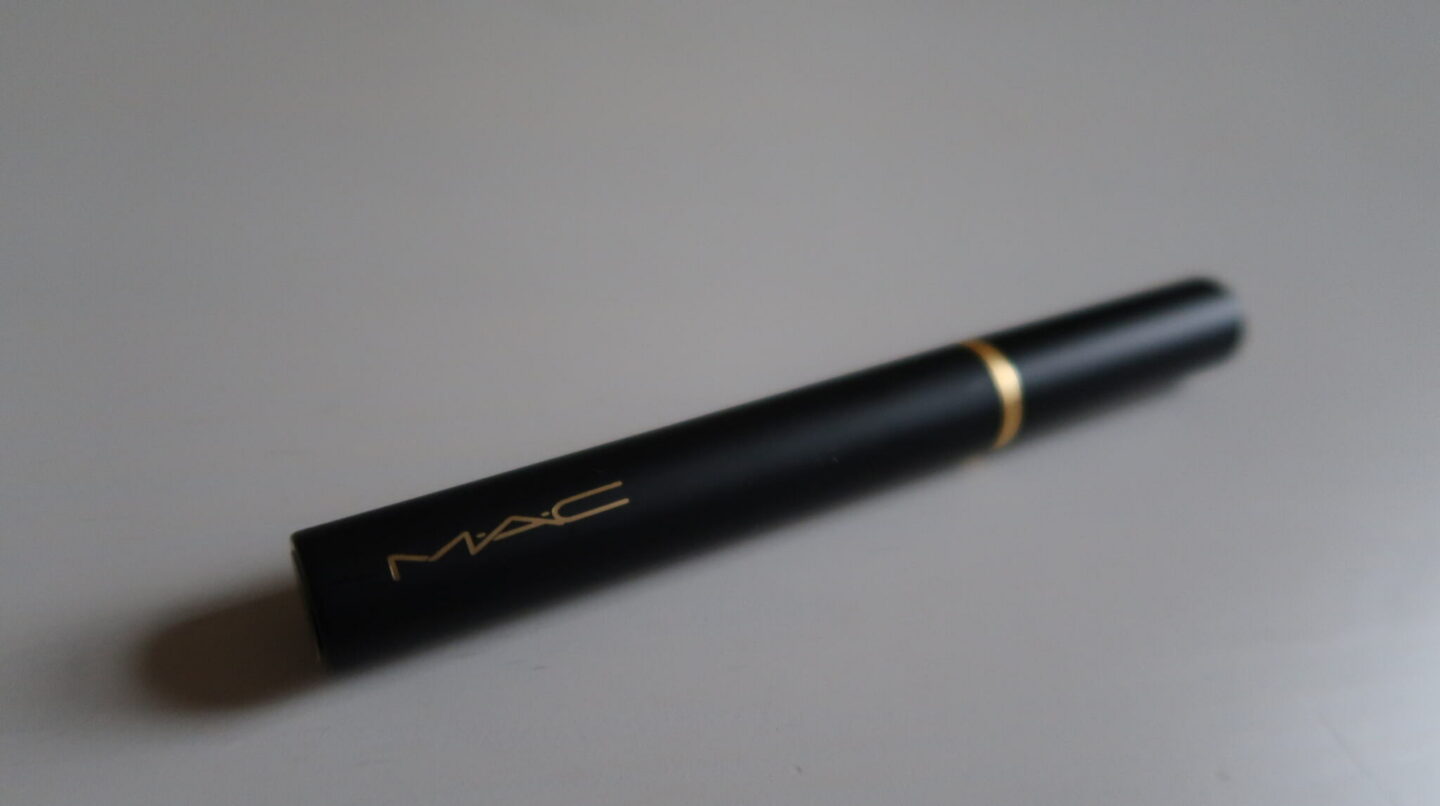 MAC Powder Kiss Velvet Blur rouge à lèvres en Wild Rebel.
#mattelipstick #beaute #makeup #macvelvetpowderkiss #maclipstick #lipstick