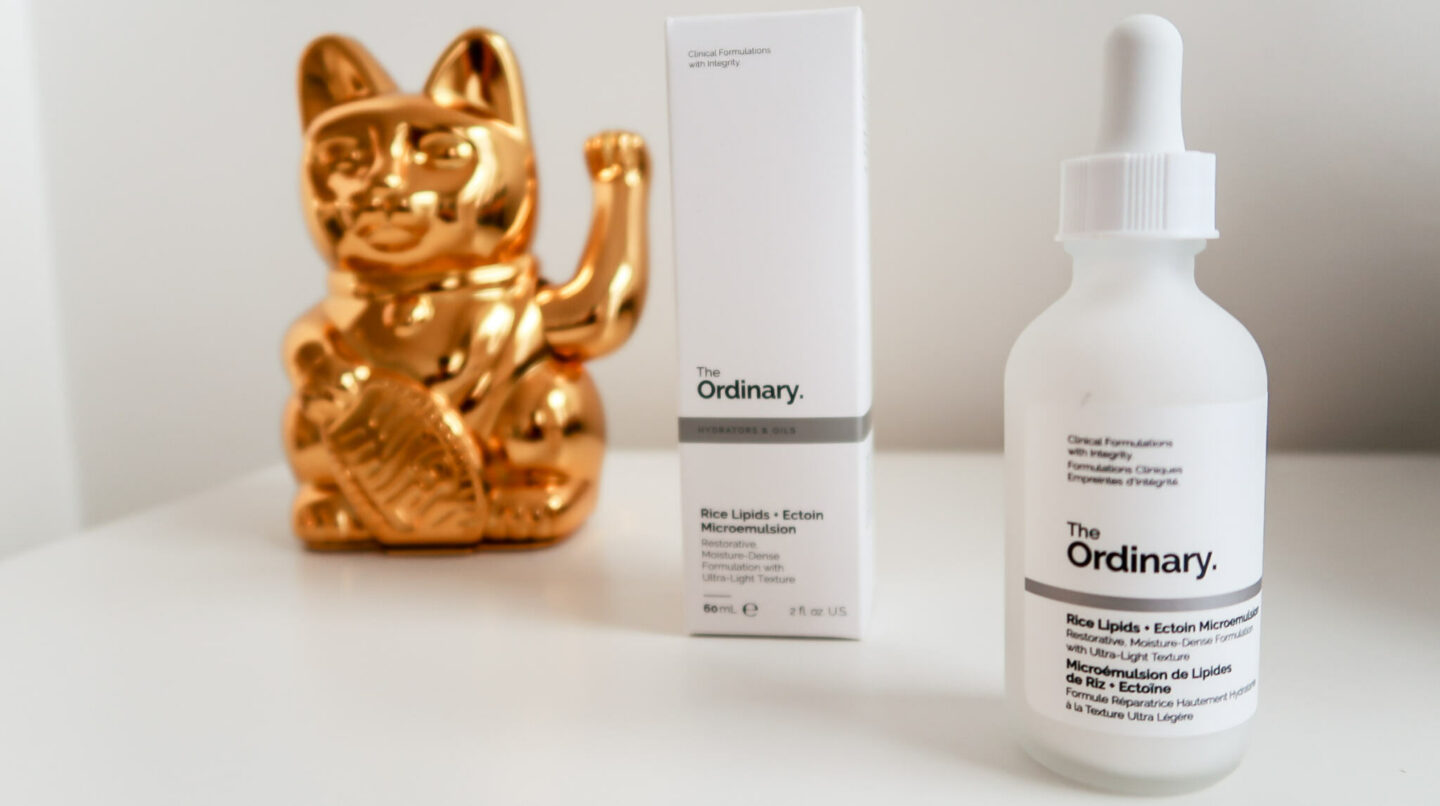 The Ordinary Rice Lipids + Ectoin Microemulsion. Bouteille en verre à pipette avec contenu blanc et étiquette noire et blanche. #soins #hydratant #hydratation #peauxmixtes #peauxgrasses #theordinary #skincare