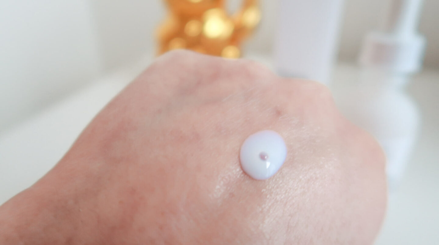 The Ordinary Rice Lipids + Ectoin Microemulsion. Goutte du liquide laiteux blanc sur main. 
#soins #hydratant #hydratation #peauxmixtes #peauxgrasses #theordinary #skincare