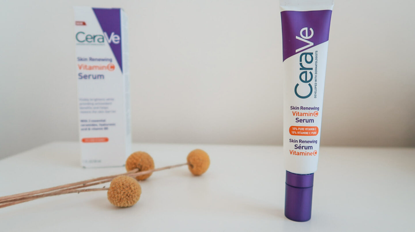 Tube du Skin renewing vitamin C serum de Cerave. Il est long et fin avec un bouchon. Le graphisme est orange, blanc et mauve.
#cerave #vitaminC #vitamineC #eclat #antiage #serum #skincare #soinpeau #soinvisafe