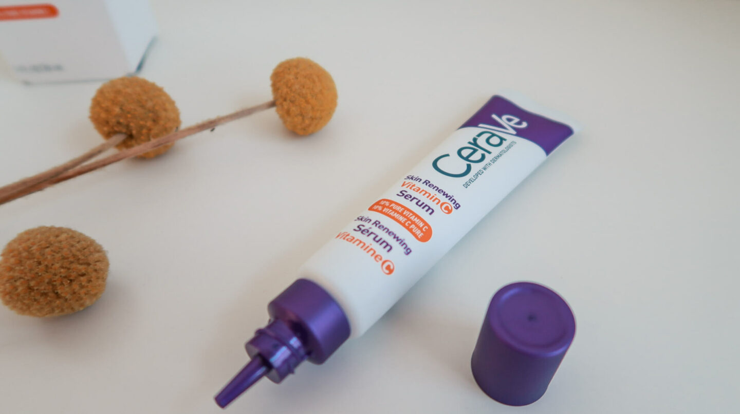 Tube du Skin renewing vitamin C serum de Cerave. Il est long et fin avec un bouchon. Le graphisme est orange, blanc et mauve.
#cerave #vitaminC #vitamineC #eclat #antiage #serum #skincare #soinpeau #soinvisafe