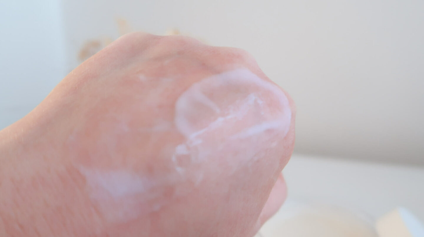 Image du baume d&eacute;maquillant &eacute;mulsionn&eacute; sur ma main. Ca ressemble &agrave; du lait. 