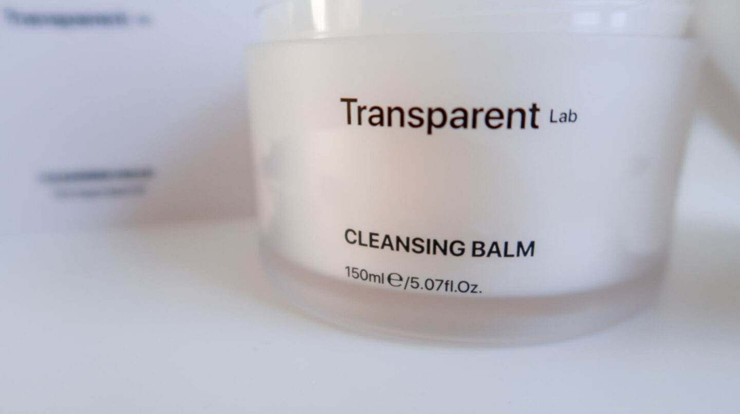 Baume d&eacute;maquillant Transparent Lab chez Niche Beauty. Zoom sur le pot en plastique blanc et noir. 
