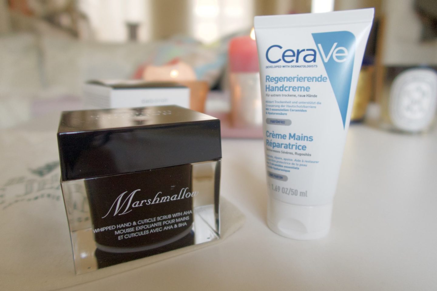 Le Marshmallow Hand Scrub de Deborah Lippmann & CeraVe.